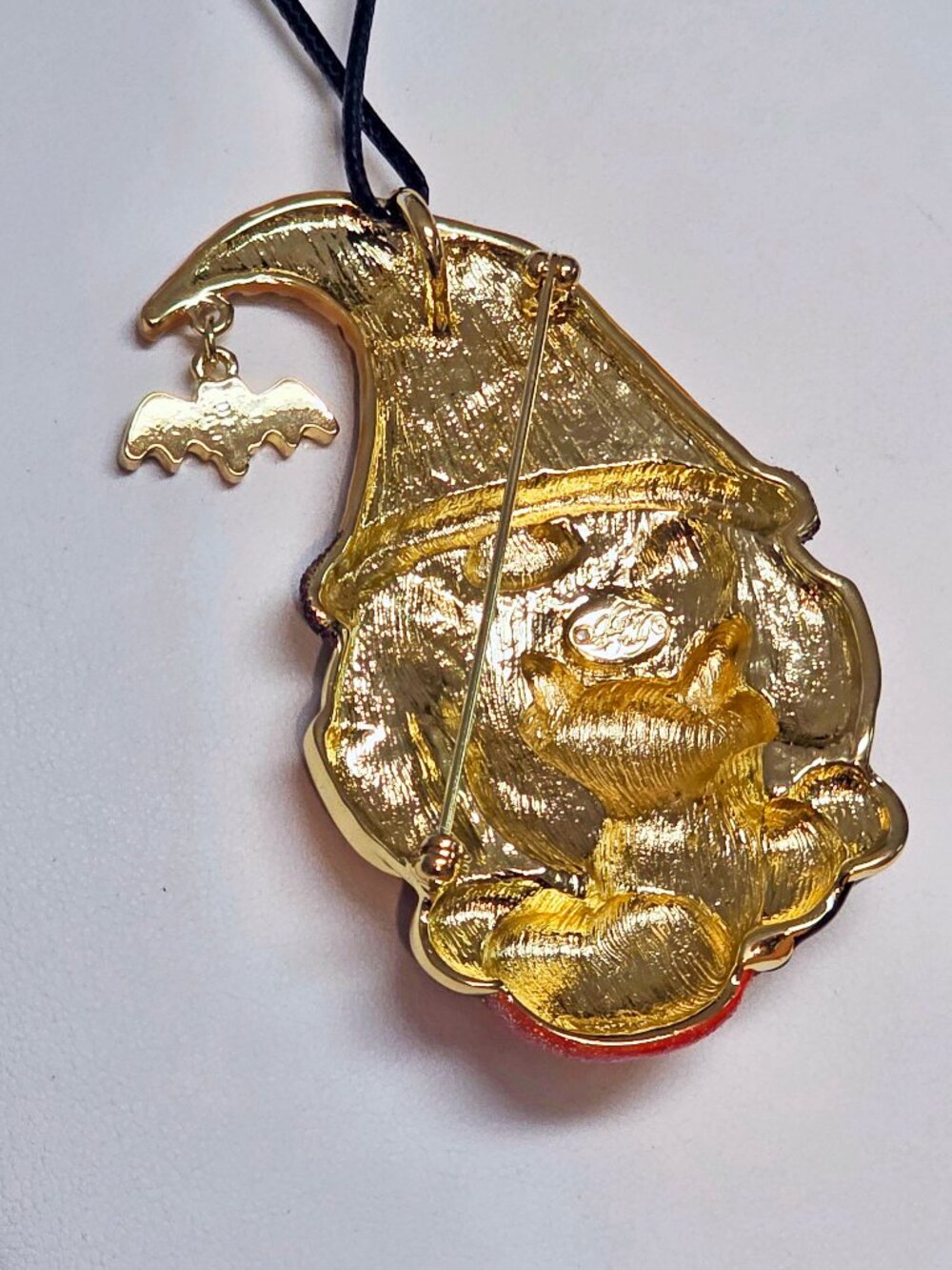 Kirks Folly 𝑵𝒊𝒄𝒌𝒚 𝒕𝒉𝒆 𝑯𝒂𝒍𝒍𝒐𝒘𝒆𝒆𝒏 𝑮𝒏𝒐𝒎𝒆 Pin Pendant Goldtone - Picture 6 of 9